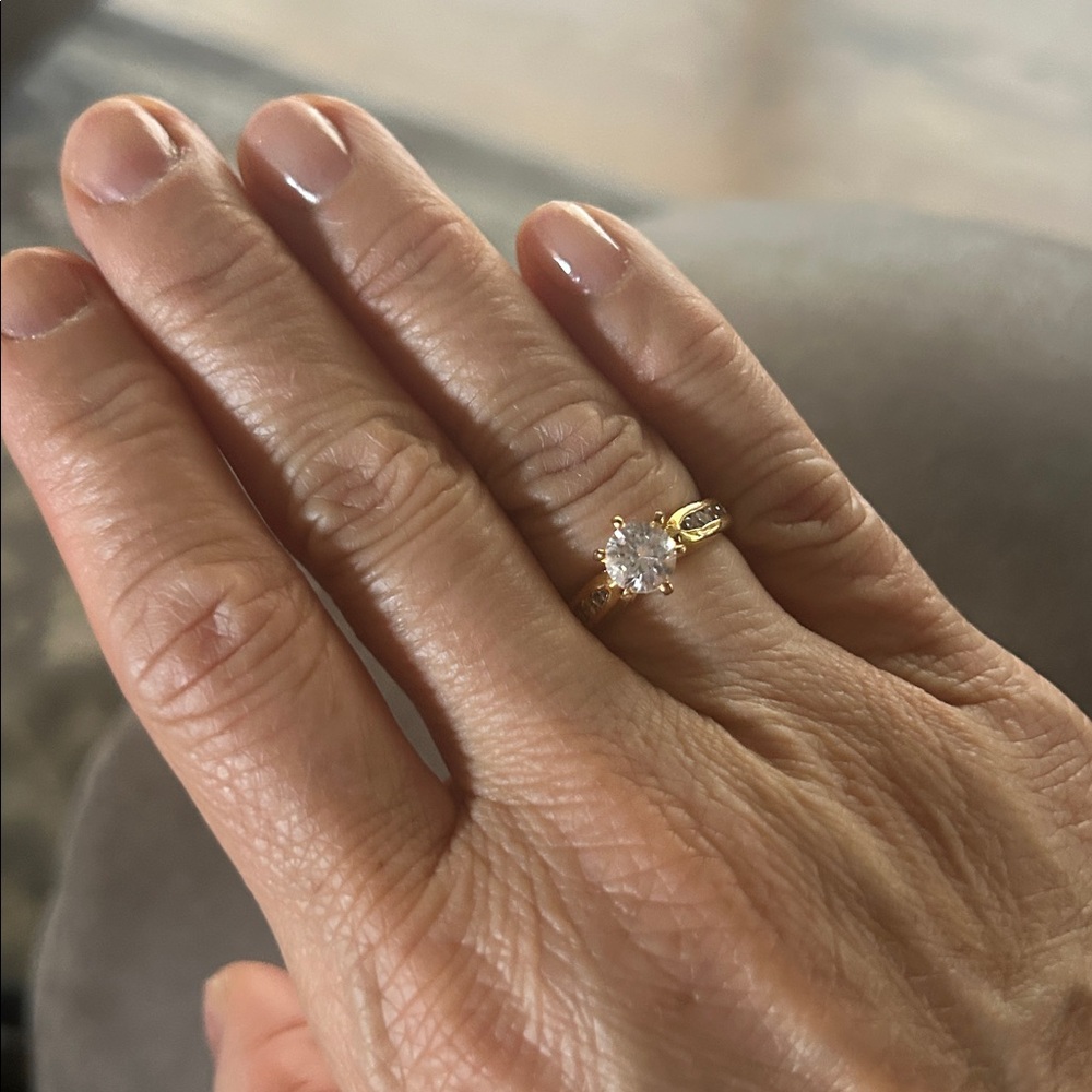 Elegant Gold Ring with side accents-size 6 - Picture 12 of 12